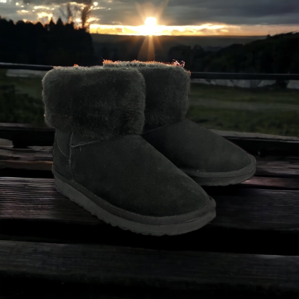 UGG Mini boot Sheepskin Buckle Detail Back  Size 7  5854A Black  No Box